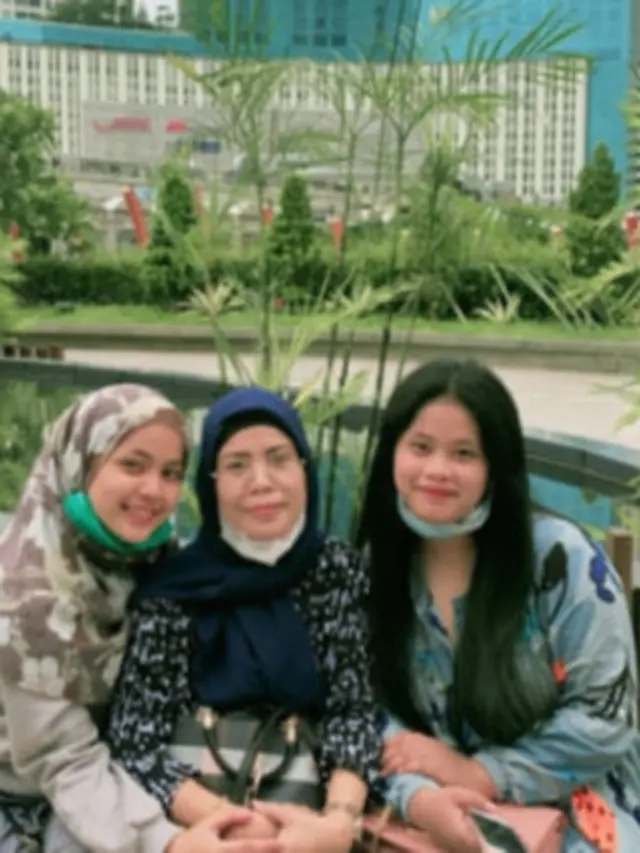 Meninggal Dunia, Ini 6 Potret Kenangan Putri DA dan Sang Ibu