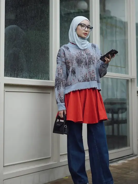 <p>Anselma tampil dengan gaya layering, ia memadukan kerudung baby blue dengan atasan sweater crop top bermotif serta inner mini dress merah. Untuk bawahan, ia memilih celana denim flare dan sepatu hitam oxfordnya. [@ansellmaputri]</p>