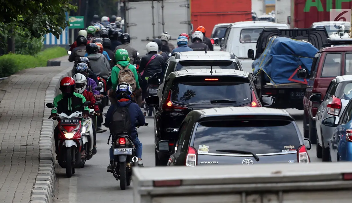 Pengendara motor melawan arah saat terjadi kemacetan di Jalan Daan Mogot, Jakarta, Jumat (23/3). Selain itu tindakan melawan aturan ini juga malah menambah kemacetan. (Liputan6.com/Arya Manggala)