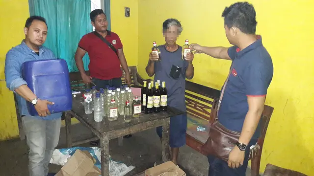 Tersangka penjual miras TG ditangkap beserta barang bukti. (Foto: Liputan6.com/Polres Kebumen/Muhamad Ridlo)