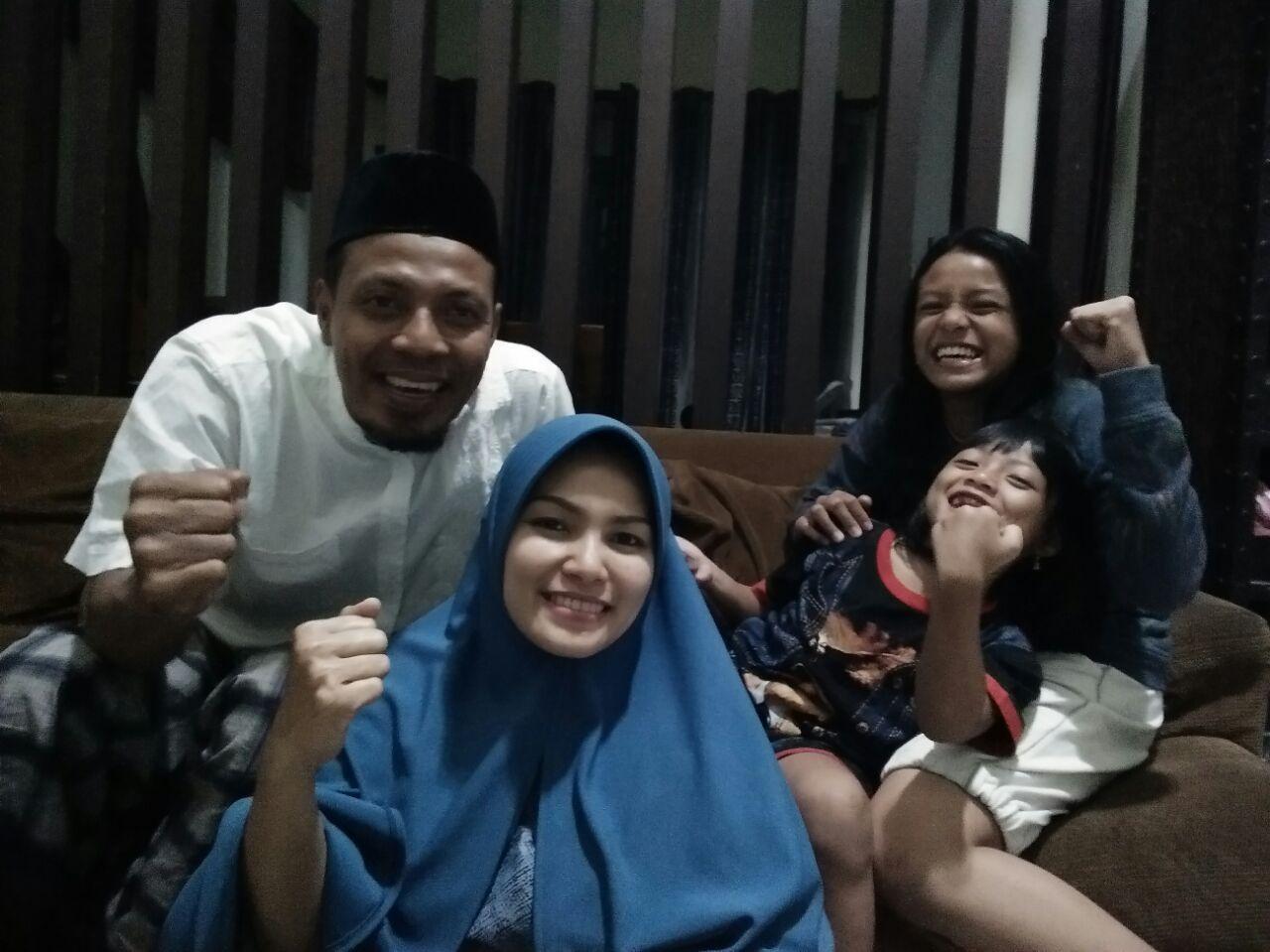 Bejo Sugiantoro bersama keluarga kecilnya menyaksikan aksi sang anak Rachmat Irianto melalui layar kaca pada laga Timnas Indonesia U-19 melawan Myanmar. (Bola.com/Fahrizal Arnas)