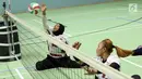 Atlet bola voli duduk putri Asian Para Games Indonesia berlatih smesh di Gelora Bung Karno Arena, Jakarta, Rabu (26/9). Di Asian Para Games 2018, Timnas voli duduk putri Indonesia menargetkan meraih perunggu. (Liputan6.com/Helmi Fithriansyah)