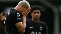 Striker Brasil Tottenham Hotspur #09, Richarlison, bereaksi di lapangan setelah pertandingan Liga Inggris antara Fulham dan Tottenham Hotspur di Craven Cottage di London pada 1 Maret 2026. Fulham memenangkan pertandingan dengan skor 2-1. (Ben STANSALL/AFP)