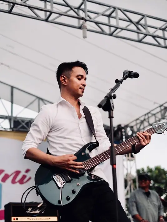 Mengusung musik bergenre pop, membuat gayanya ikut menyesuaikan. Oncy kerap bergaya santai dengan hanya menggunakan kaos dan celana jeans. Namun enggak jarang dirinya juga menggunakan kemeja. (Liputan6.com/IG/@oncyungu)