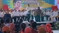 Momen Presiden Jokowi (baju putih) memberikan pertanyaan pada warga penerima TORA di Lapangan Maron Genteng Banyuwangi (Istimewa)
