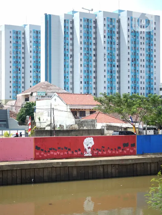Mural bertema Kemerdekaan RI menghiasi dinding turap Sungai Ciliwung di kawasan Kampung Melayu, Jakarta, Minggu (16/8/2020). Mural karya petugas Pekerja Penanganan Sarana dan Prasarana Umum (PPSU) tersebut dibuat dalam rangka memeriahkan HUT ke-75 RI. (Liputan6.com/Immanuel Antonius)