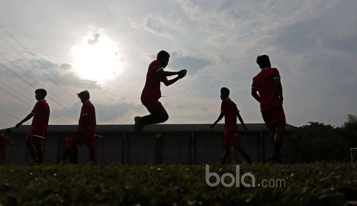 Para pemain Persija Jakarta melakukan latihan mengoptimalkan fisik di Lapangan POR Sawangan, Sabtu (21/1/2017). (Bola.com/Nicklas Hanoatubun)