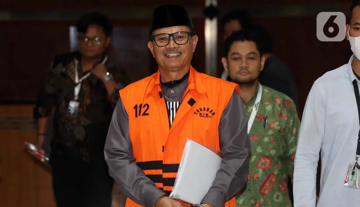 Wali Kota Madiun nonaktif, Maidi, berjalan keluar meninggalkan Gedung Merah Putih Komisi Pemberantasan Korupsi (KPK) usai menjalani pemeriksaan lanjutan, Jakarta, Kamis (23/4/2026). (Liputan6.com/Helmi Fithriansyah)
