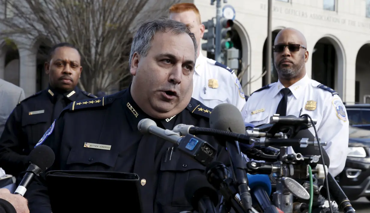 Kepala Kepolisian Capitol Matthew R. Verderosa memberi keterangan pasca insiden penembakan di Gedung Capitol, Washington DC, Amerika Serikat, Senin (28/3). Media lokal mengidentifikasi tersangka sebagai Larry Dawson dari Tennessee. (REUTERS/Yuri Gripas)