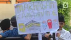Murid SDI Al Hidayah mengikuti pawai tarhib Ramadan dengan mengendarai odong-odong di kawasan Cinere, Depok, Jumat (8/3/2024). (merdeka.com/Arie Basuki)