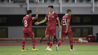 Pemain Timnas Indonesia U-20, Hokky Caraka (tengah) melakukan selebrasi bersama Arkhan Fikri usai menjebol gawang Timor Leste dalam laga pertama Grup F Kualifikasi Piala Asia U-20 2023 di Stadion Gelora Bung Tomo, Surabaya (14/9/2022). (Bola.com/Ikhwan Yanuar)
