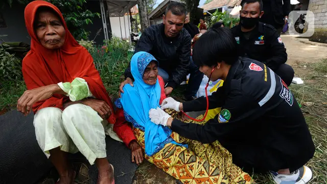 pemeriksaan medis pengungsi korban gempa