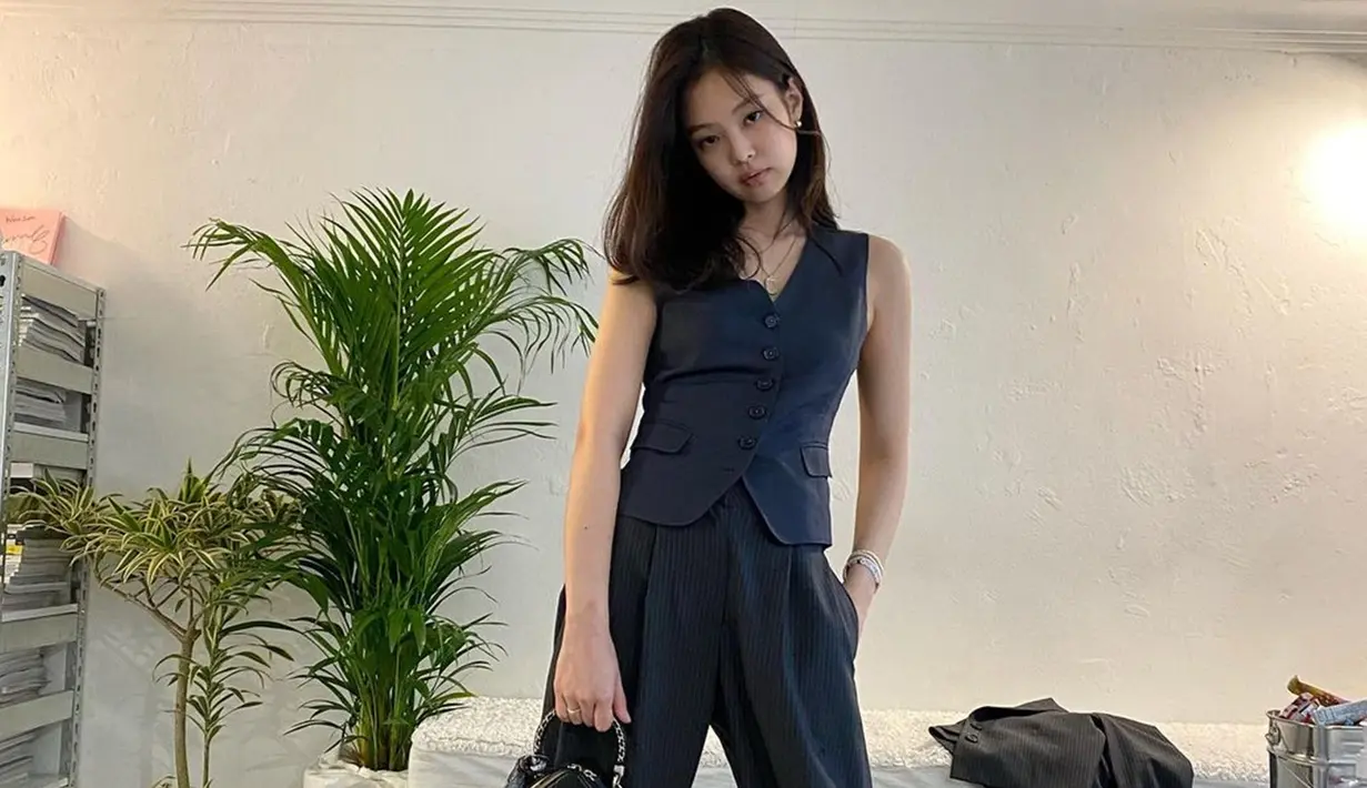 Menggunakan setelan berwarna abu-abu, Jennie Blackpink menambah gaya penampilannya dengan handbag kecil. Meski terlihat sederhana, namun penampilan Jennie satu ini juga tuai pujian netizen. (Liputan6.com/IG/@jennierubyjane)