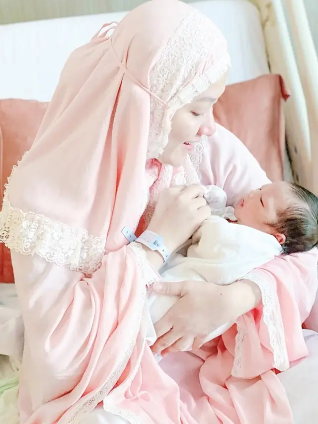 7 Momen Fadlan Muhammad dan Lyra Virna Asuh Bayinya Ini Curi Perhatian