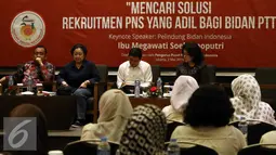 Pelindung IBI, Megawati Soekarnoputri (kedua kiri) bersama Mensesneg Pratikno (kiri), Menteri PANRB, Yuddy Chrisnandi dan Menkes, Nila F Moeloek saat menghadiri forum diskusi bersama Ikatan Bidan Indonesia, Jakarta (2/5). (Liputan6.com/Helmi Afandi)