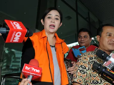 Dessy A Edwin memberikan komentar usai menjalani pemeriksaan di Gedung KPK, Jakarta, Jumat (29/1/2016). Dessy diperiksa sebagai saksi terkait kasus suap proyek di Kementerian PUPR dengan tersangka Damayanti Wisnu Putranti. (Liputan6.com/Helmi Afandi)