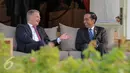 Presiden Jokowi mengobrol santai dengan Presiden Finlandia Sauli Niinisto di teras belakang Istana Merdeka, Jakarta, Selasa (3/11/2015). Pertemuan membahas tata kelola lahan gambut untuk antisipasi bencana kebakaran hutan. (Liputan6.com/Faizal Fanani)