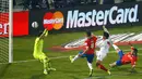 Kiper Chili, Claudio Bravo (kiri) gagal menghalau bola yang masuk ke gawangnya  saat semifinal Copa Amerika 2015 di National Stadium, Santiago, Chili, (29/6/2015). Chili melaju ke final usai mengalahkan Peru 2-1. (REUTERS/Ricardo Moraes)