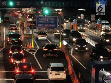 Kendaraan pemudik antre memasuki Gerbang Tol Colomadu, Karanganyar, Jawa Tengah, Sabtu (8/6/2019). Pada arus balik yang diperkiraan pada H+3 dan H+4 Lebaran, sejumlah titik di ruas tol Trans Jawa mulai dipadati kendaraan pemudik yang akan kembali ke Jakarta. (merdeka.com/Iqbal S Nugroho)