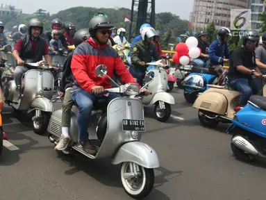 Gubernur DKI Jakarta Anies Baswedan berboncengan dengan anaknya melakukan konvoi bersama komunitas Vespa di kawasan TB Simatupang, Minggu (28/4/2019). Anies konvoi keliling Jakarta untuk merayakan ulang tahun ke-73 komunitas Vespa bertajuk "Vespa Still Fun n Running". (Liputan6.com/Angga Yuniar)