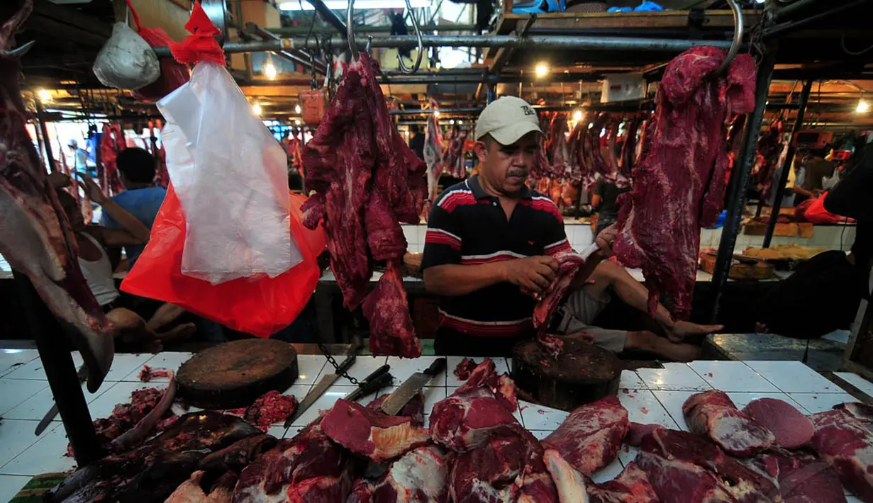 Akvifitas tempat pemotongan daging sapi dan kambing di pasar senen, Jakarta, Selasa (18/11/2014). (Liputan6.com/Johan Tallo)