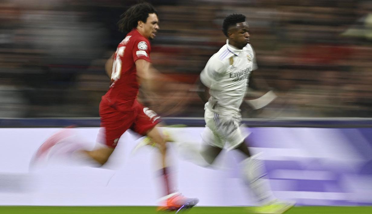 Pemain Liverpol, Trent Alexander-Arnold (kiri) berebut bola dengan pemain Real Madrid, Vinicus Junior pada laga 16 besar Liga Champions 2022/2023 yang berlangsung di Santiago Bernabeu, Madrid, Spanyol, Kamis (16/03/2023) WIB. Laga dimenangkan oleh Real Madrid dengan skor 1-0. (AFP/Javier Soriano)