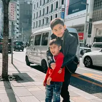 Carissa Puteri memiliki dua anak hasil pernikahannya dengan Navies Abdullan Naif, yaitu Quenzino Acana Naif dan Zenecka Acana Naif. Keduanya pun tampil dengan model rambut brush hair up nya. [@carissa_puteri]