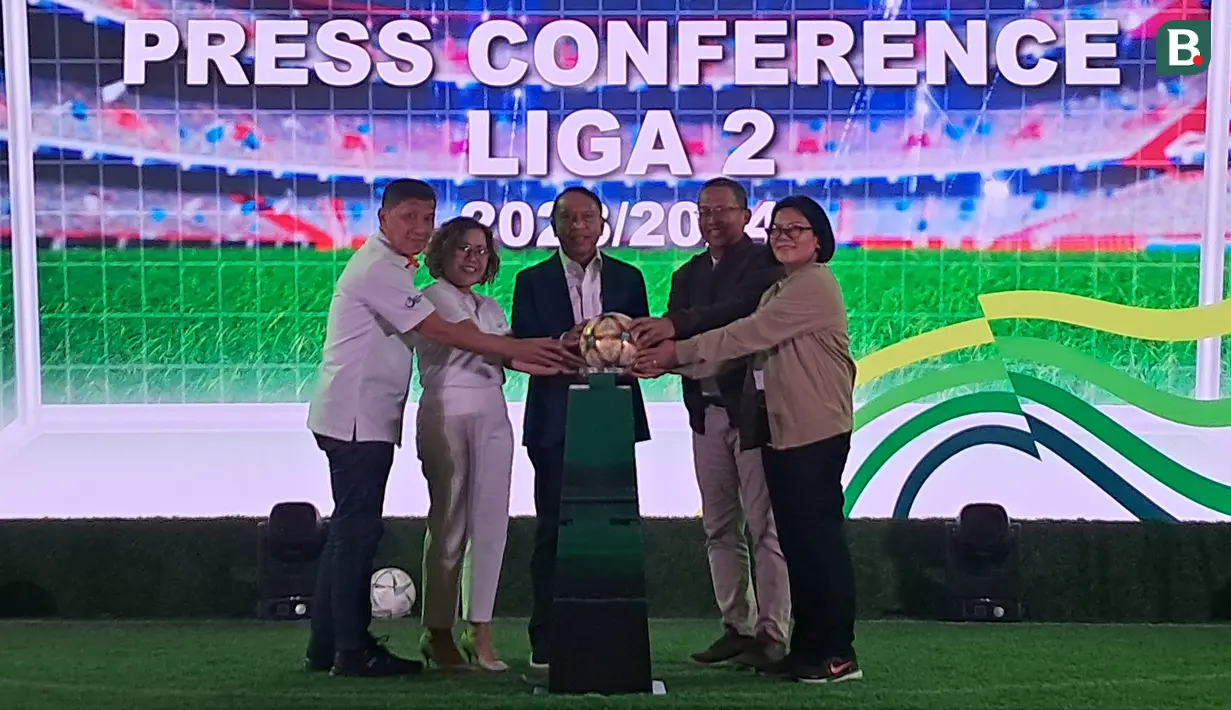 Wakil ketua umum PSSI, Zainudin Amali (tengah) didampingi Dirut PT LIB Ferry Paulus (kiri), Direktur Programming Surya Citra Media, Harsiwi Achmad (kedua kiri), Direktur Utama PT Pegadaian, Damar Latri Setiawan (kedua kanan), dan Komisaris Utama PT Pegadaian, Loto Srinaita Ginting meresmikan Liga 2 2023/2024 saat konferensi pers yang berlangsung di Pegadaian Tower, Kramat Raya, Jakarta Pusat, Selasa (05/09/2023). Liga 2 musim ini disiarkan langsung di Indosiar, Vidio, dan Nex Parabola. (Bola.com/Muhammad Adi Yaksa)