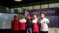 Pelatih Bali United, Widodo Cahyono Putro (tengah) bersama empat pemain U-19, saat launching tim  Denpasar, Senin (4/12/2017). (Liputan6.com/Dewi Divianta)