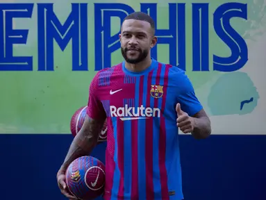 Memphis Depay telah resmi diperkenalkan sebagai pemain baru Barcelona. Pemain internasional Belanda ini mengaku sudah tidak sabar bermain dengan Lionel Messi. (Foto: AP/Joan Monfort)
