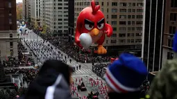 Balon raksaksa berbentuk Angry Bird melayang di atas jalanan Manhattan di New York selama parade tahunan Macy's Thanksgiving Day ke-90, Kamis (24/11). Biasanya acara ini dimulai pukul 09.00 pagi pada Hari Pengucapan Syukur. (REUTERS/Saul Martinez)