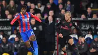 Penyerang Crystal Palace, Wilfried Zaha bakal jadi andalan lawan Arsenal nanti (AFP/Ben Stansall)