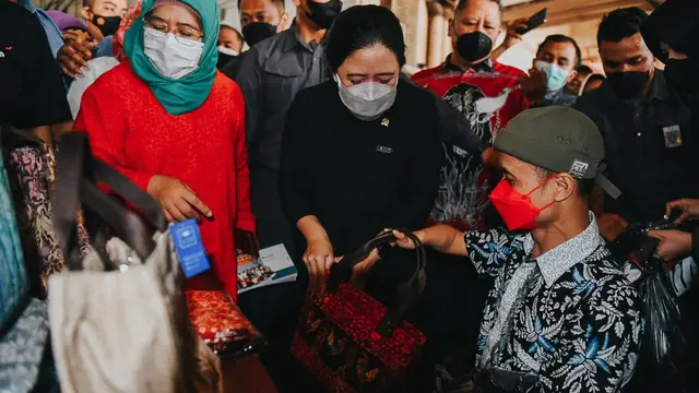 Puan Maharani membeli sejumlah tas karya difabel Surabaya. (Dian Kurniawan/Liputan6.com)