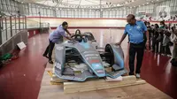 Ketua Pelaksana Formula E Jakarta Ahmad Sahroni melakukan pengecekan replika mobil Formula E saat dibuka untuk kali pertama di Stadion Balap Sepeda Velodrome, Rawamangun, Jakarta Timur, pada Kamis (26/5/2022). Ini merupakan replika salah satu mobil Formula E yang akan mengaspal di Sirkuit Ancol pada 4 Juni mendatang. (Liputan6.com/Faizal Fanani)