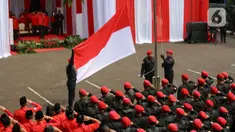 Ketua Bidang Ideologi dan Kaderisasi Partai Demokrasi Indonesia Perjuangan (PDIP) Djarot Saiful Hidayat memimpin Upacara Hari Lahir Pancasila di Jakarta, Minggu (1/6/2025). (LIputan6.com/Herman Zakharia)