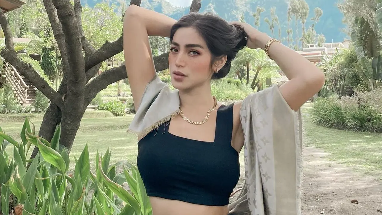 6 Ide Padu Padan Crop Top ala Jessica Iskandar