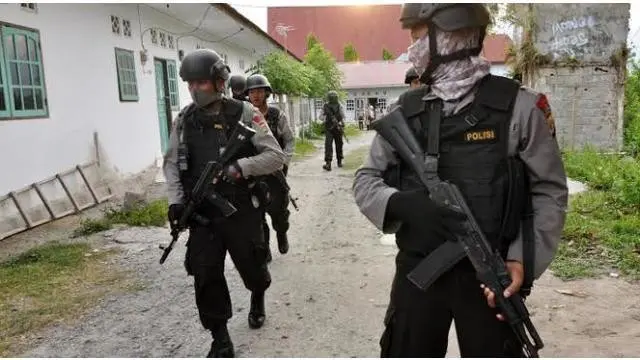 Wakil Kepala Kepolisian Daerah Sulawesi Tengah Kombes Leo Bona Lubis mengatakan, saat ini polisi telah mengepung lokasi persembunyian Santoso, Gunung Biru, Kabupaten Poso Pesisir.