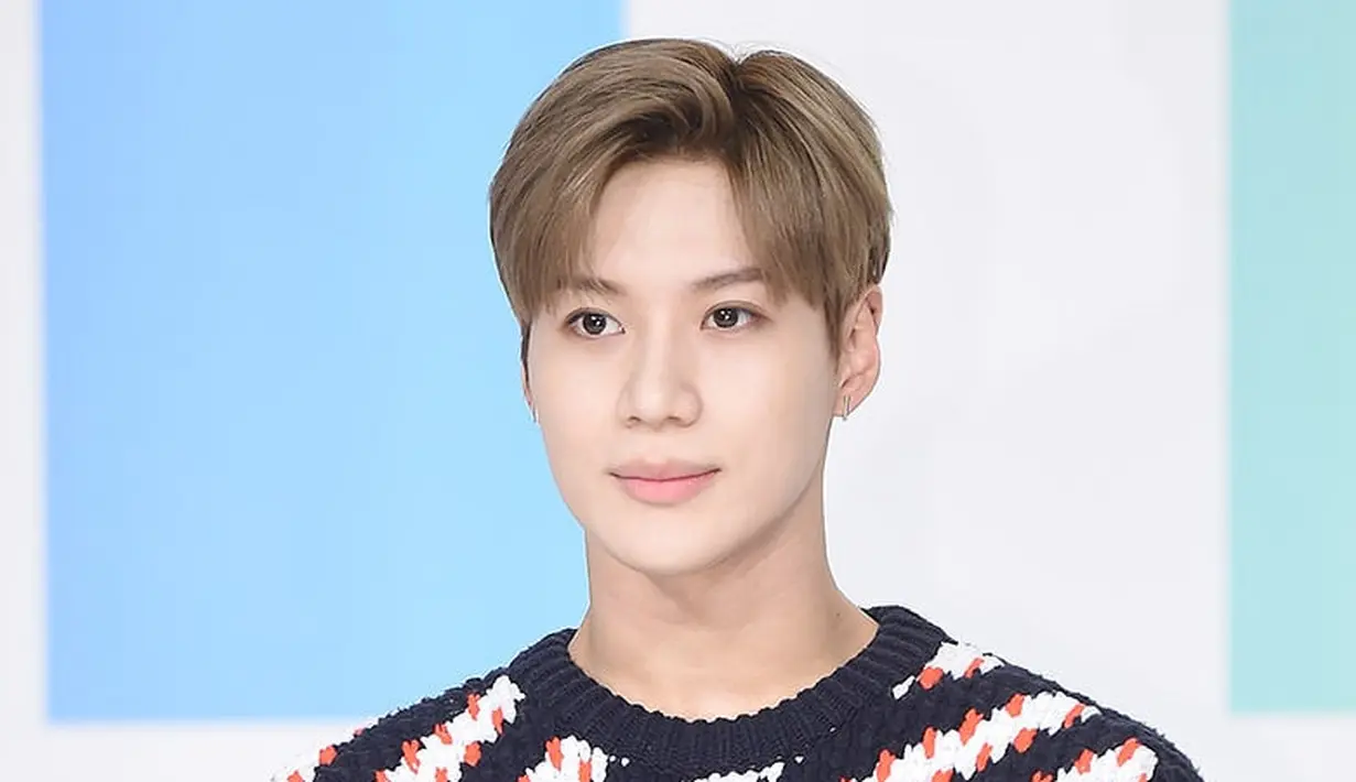 "Karena tidak bisa ke sini, aku membawa hadiah khusus untuk kalian," katanya. Tidak lama setelah itu, muncul video Key. Ia ucapan terima kasih dan berpesan untuk para penggemarnya. (Foto: Soompi.com)