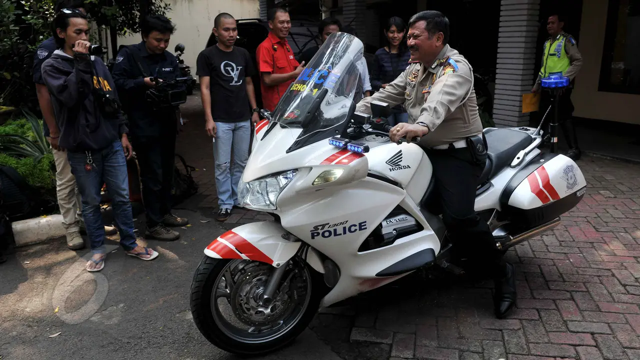 Polda Metro Jaya Tunjukkan Barang Bukti Rocky Polisi Gadungan