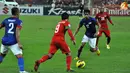 Pemain Indonesia, Samsul Arif dan Pemain Malaysia, Mohd Akil berusaha menggapai bola dalam Laga Piala AFF Suzuki 2012 antara Malaysia vs Indonesia di Stadion Bukit Jalil, Kuala Lumpur, Malaysia. pertandingan berakhir dengan skor 2-0 untuk Malaysia.