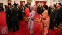 Menko Perekonomian Darmin Nasution mendapat ucapan selamat dari Wapres Jusuf Kalla usai pelantikan di Istana Negara Jakarta, Rabu (12/8/2015). Jokowi  me-reshuffle sejumlah menteri Kabinet Kerja sekaligus melantik menteri baru.(Liputan6.com/Faizal Fanani)