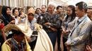 Managing Director IMF Christine Lagarde menyaksikan musikus memainkan sasando saat berkunjung ke Paviliun Indonesia di arena pertemuan IMF-Bank Dunia, Bali, Rabu (10/10). Christine terpesona dengan berbagai budaya Nusantara. (Liputan6.com/Angga Yuniar)