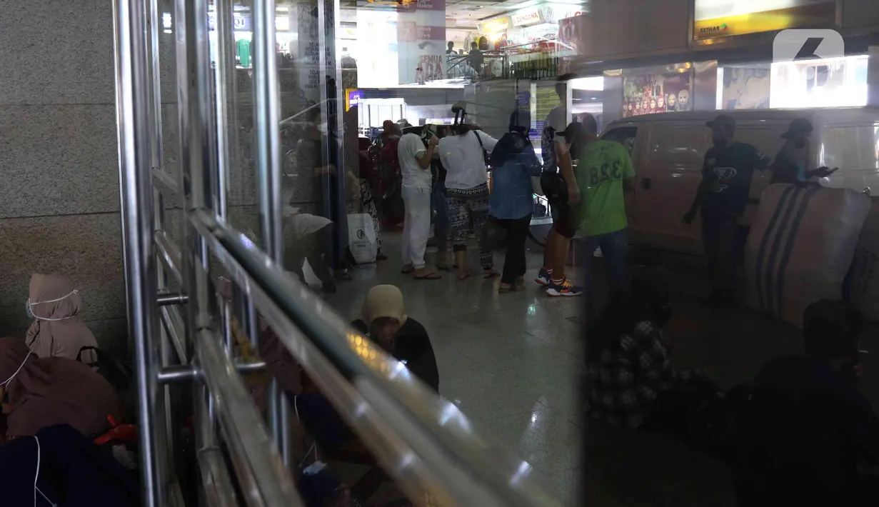 Suasana Pasar Tanah Abang, Jakarta, (28/3/2022). Sepekan menjalang bulan suci Ramadan, Pasar Tanah Abang mulai dipadati pembeli yang hendak berbelanja untuk kebutuhan bulan puasa. (Liputan6.com/Herman Zakharia)