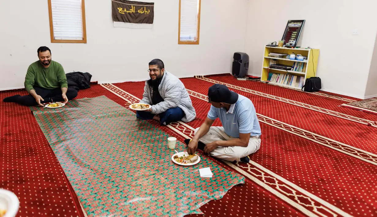 Dinginnya suhu dan cahaya matahari yang nyaris tak pernah padam menjadi keseharian umat Muslim di Inuvik, Kanada dalam menjalankan ibadah. (Cole BURSTON/AFP)