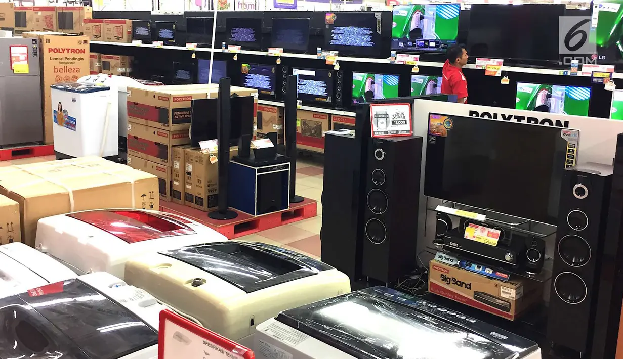 Pekerja merapikan barang elektronik yang dijual di pusat perbelanjaan di Jakarta, Rabu (5/9). Kenaikan harga barang elektronik karena produk ini sangat bergantung pada impor. (Liputan6.com/Immanuel Antonius)