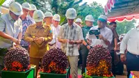 Ketua Dewan Komisioner Otoritas Jasa Keuangan (OJK) Mahendra Siregar mengapresiasi program kemitraan antara Wilmar dengan petani plasma kelapa sawit