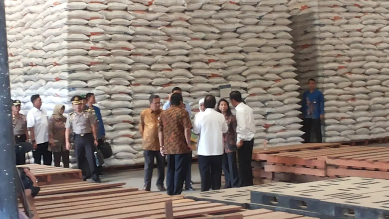 Jokowi Sidak ke Gudang Bulog (Fotografer: Ilyas Praditya/Liputan6.com)
