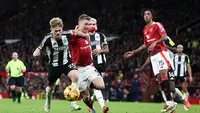 Pemain depan Manchester United asal Denmark Rasmus Hojlund (tengah) ditahan oleh gelandang Newcastle United asal Inggris Lewis Hall (kiri) selama pertandingan sepak bola Liga Primer Inggris antara Manchester United dan Newcastle United di Old Trafford di Manchester, Inggris barat laut, pada tanggal 30 Desember 2024.Darren Staples / AFP