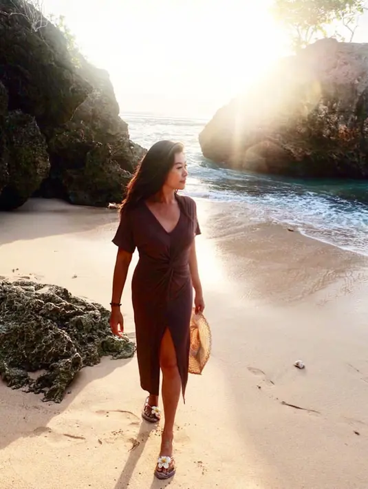 Slim fit dress dengan detail high slit sempurna untuk ke pantai. [Foto: IG/jenny.mci8].