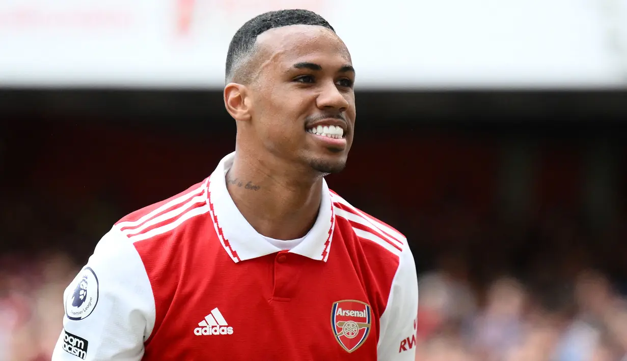 Arsenal mendatangkan Gabriel pada musim panas 2020 lalu usai tampil gemilang bersama LOSC Lille. Bek tengah asal Brasil tersebut didatangkan menuju London dengan harga 26 juta euro dengan durasi kontrak selama 5 tahun. Gabriel hanya memainkan 22 laga di liga pada musim pertamanya. Namun, pada musim lalu, ia sukses menjadi bek tengah andalan Mikel Arteta dengan mencatat 35 laga dan mencetak 5 gol. (AFP/Daniel Leal)